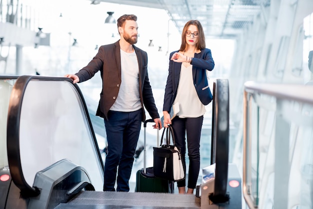 Casal de negócios no aeroporto