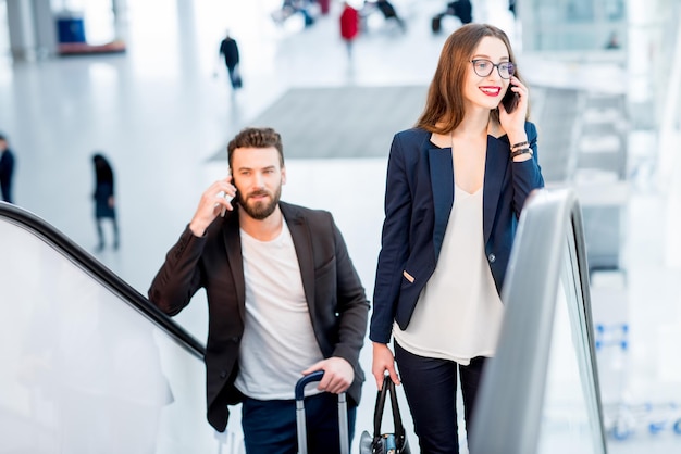 Casal de negócios no aeroporto