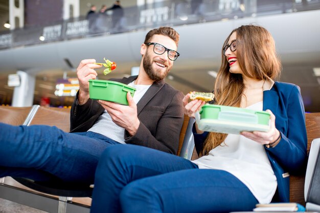 Casal de negócios no aeroporto