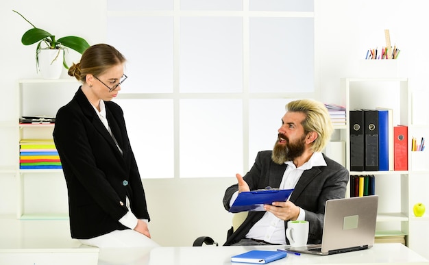 Casal de negócios trabalhando Casal no escritório Distribuir obrigações e organizar equipe de trabalho Homem e mulher Construir carreira Secretária de escritório Chefe gerente diretor Relatório de negócios Negócio de sucesso