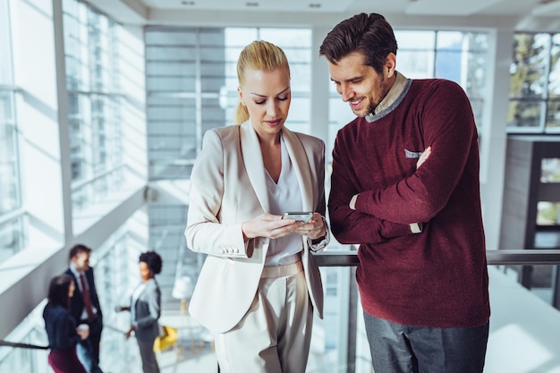 Casal de negócios usando tecnologia durante as férias de escritório