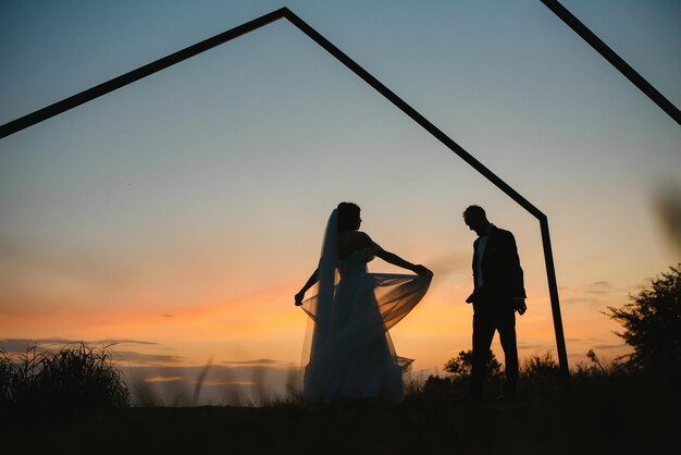 Casal de noivos com o pôr do sol