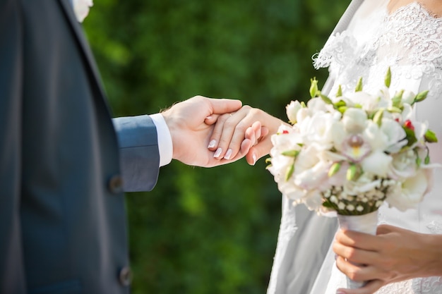 Casal de noivos de mãos dadas. noiva e noivo