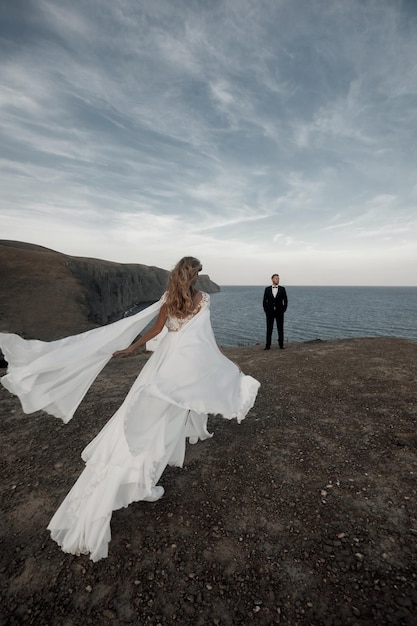 Casal de noivos de moda em vestido de noiva