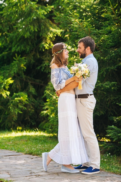 Casal de noivos ecléticos. casal de estilo rústico e hippie