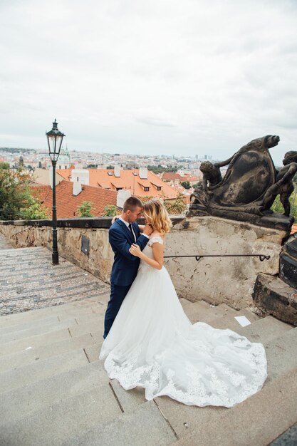 Casal de noivos em Praga