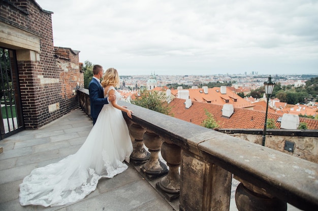 Casal de noivos em Praga