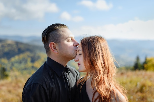 Casal de noivos em um fundo de montanhas de outono