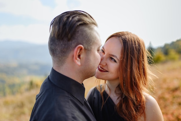 Casal de noivos em um fundo de montanhas de outono