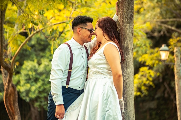 casal de noivos feliz na bela paisagem natural