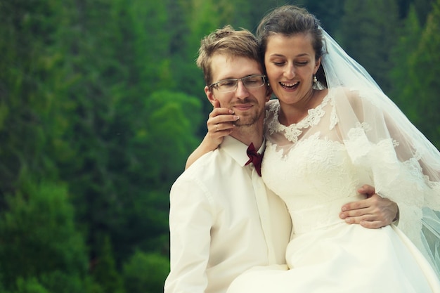 Casal de noivos, jovem e feliz