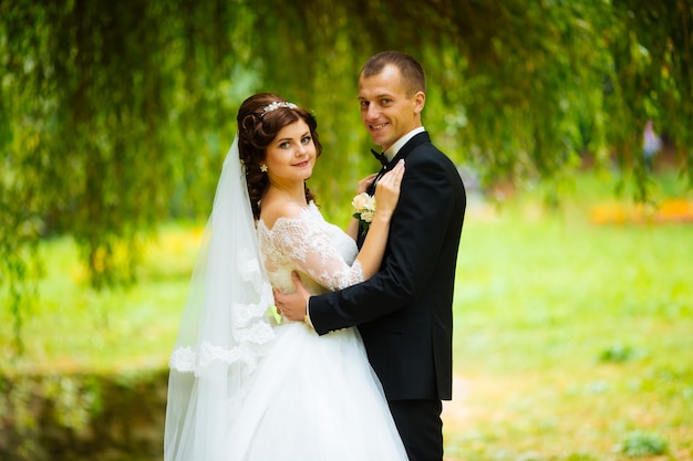 Casal de noivos. Linda noiva e noivo. Casado agora mesmo. Fechar-se. Noiva e noivo no casamento abraçando. Noivo e noiva em um parque. vestido de casamento. Casamento nupcial, outono