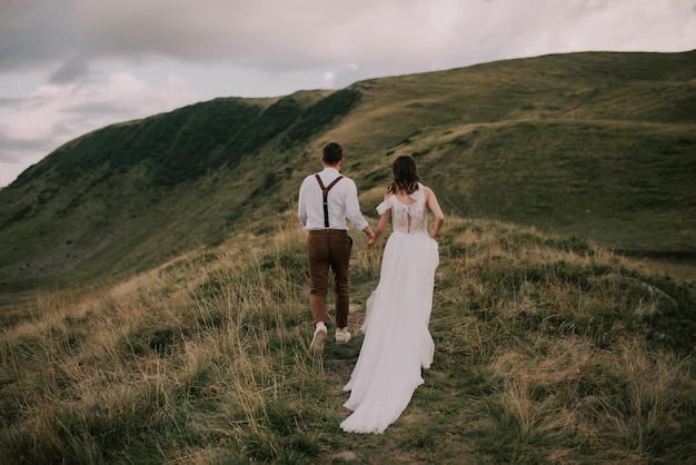 casal de noivos lindo casal nas montanhas com espaço de cenário incrível para texto