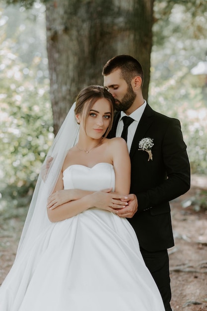 Casal de noivos na floresta de pinheiros