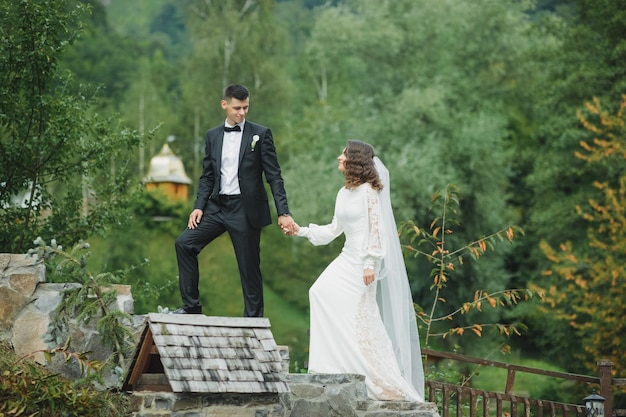 Casal de noivos na floresta