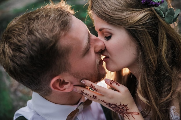 Casal de noivos nas montanhas