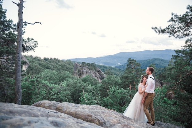 Casal de noivos nas montanhas