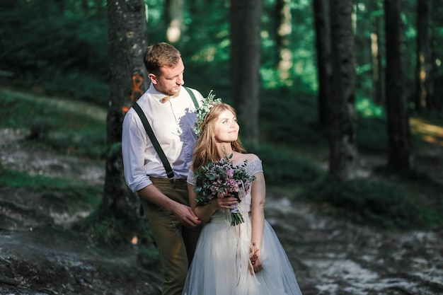 Casal de noivos nas montanhas