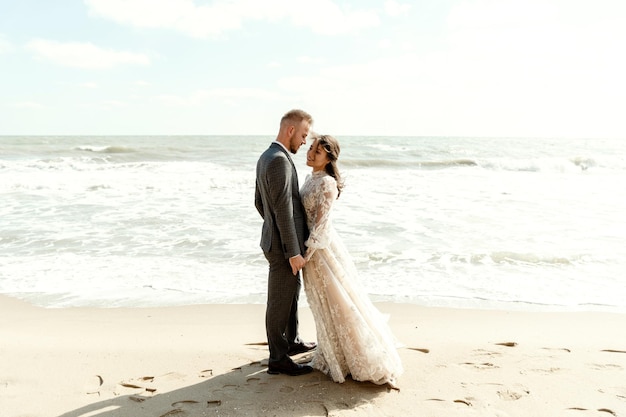 casal de noivos no mar