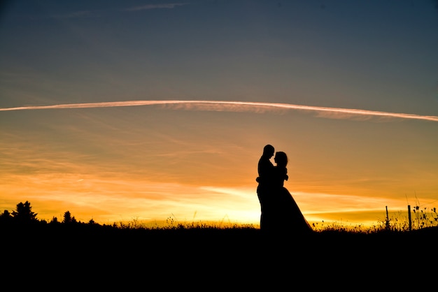 Foto casal de noivos no pôr do sol