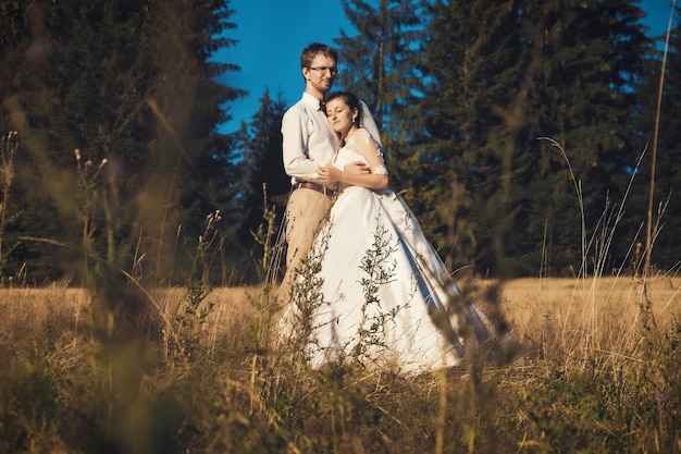 Casal de noivos Noiva e noivo no horário de verão da floresta