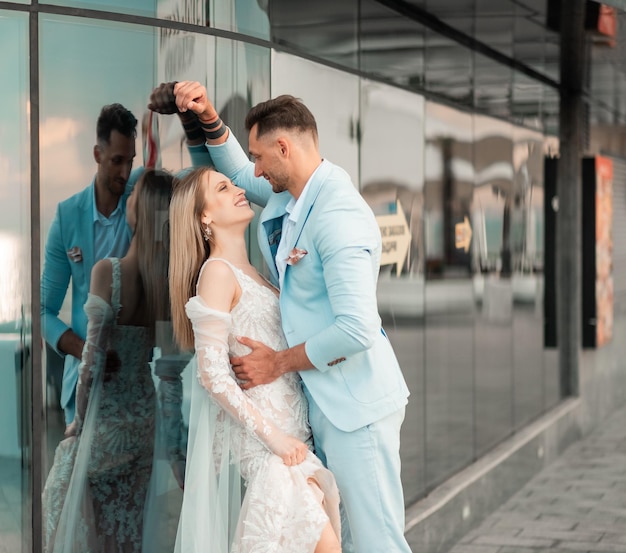 Foto casal de noivos noivos apenas se divertiram fechar noiva e noivo felizes em seu casamento