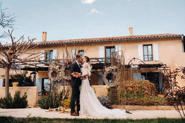 Casal de noivos perto de uma villa em france.wedding em provence.wedding sessão de fotos na frança.