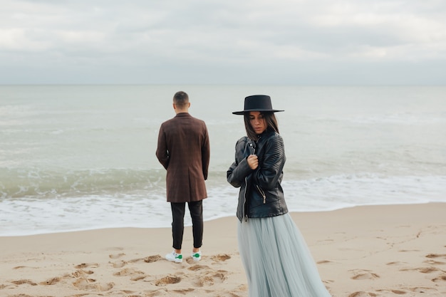 Casal de noivos românticos apaixonados na praia do mar.