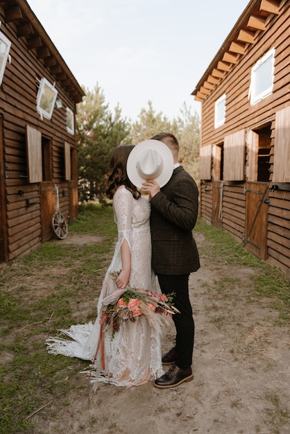 Casal de noivos rústicos na fazenda de cavalos