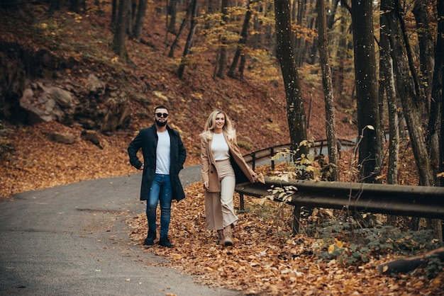 Casal de outono apaixonado, caminhando no parque.