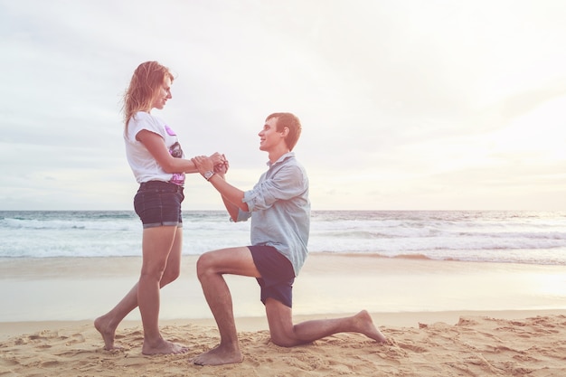 Casal de pessoas ou turistas da Europa com feliz e relaxar o tempo na praia tropical