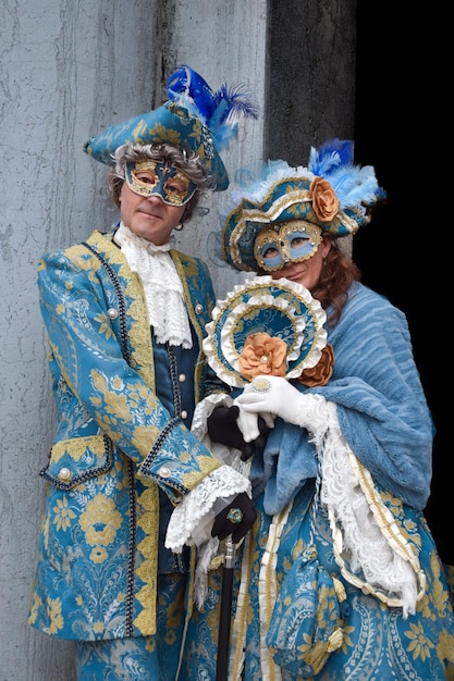 Casal de pessoas vestidas para o Carnaval de Veneza