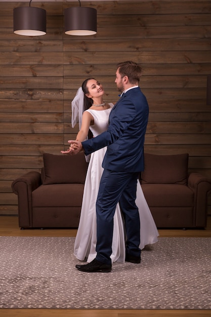 Casal de recém-casados dançando dança de casamento