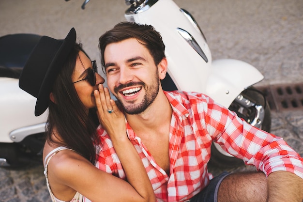 Foto casal de relacionamento feliz sussurrando