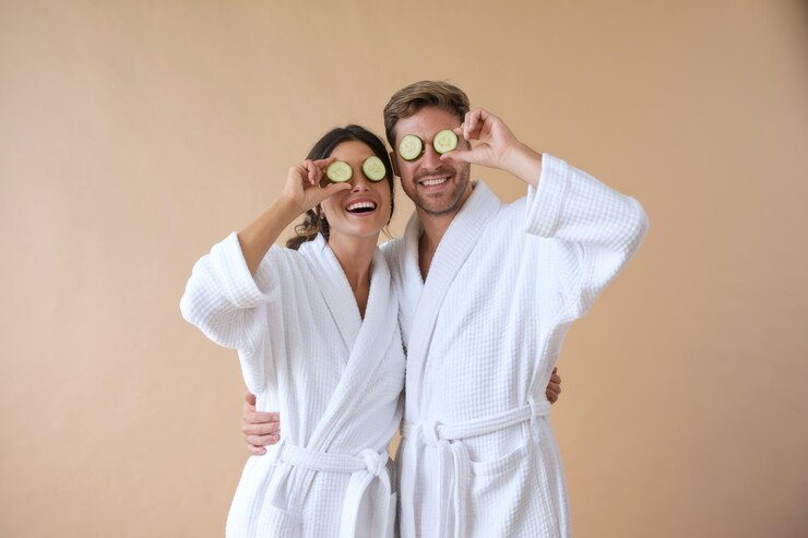 Foto casal de roupas brancas posando contra um fundo bege