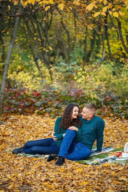 Casal de suéteres no parque outono