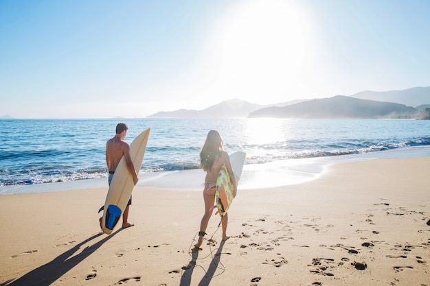 Casal de surfistas