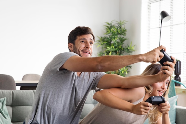 Foto casal de tiro médio com controladores