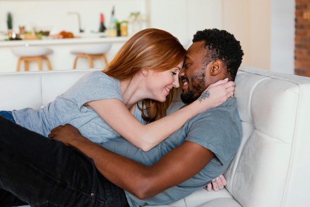 Foto casal de tiro médio deitado no sofá