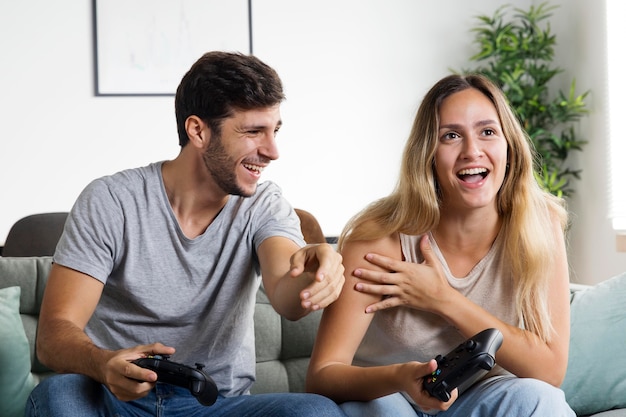 Casal de tiro médio jogando