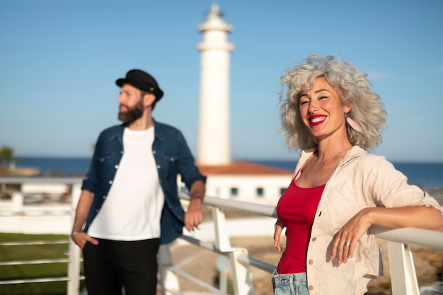 Foto casal de tiro médio no farol