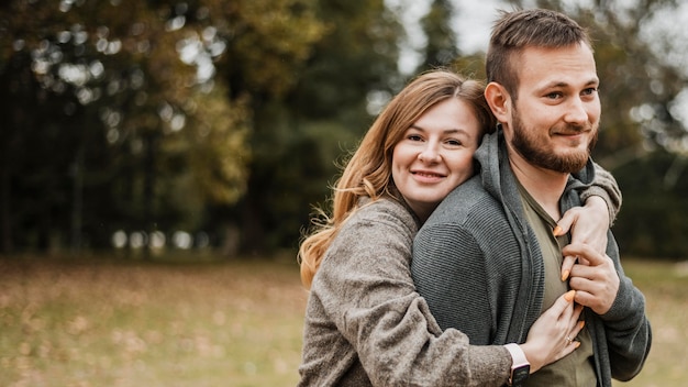 Casal de tiro médio posando juntos