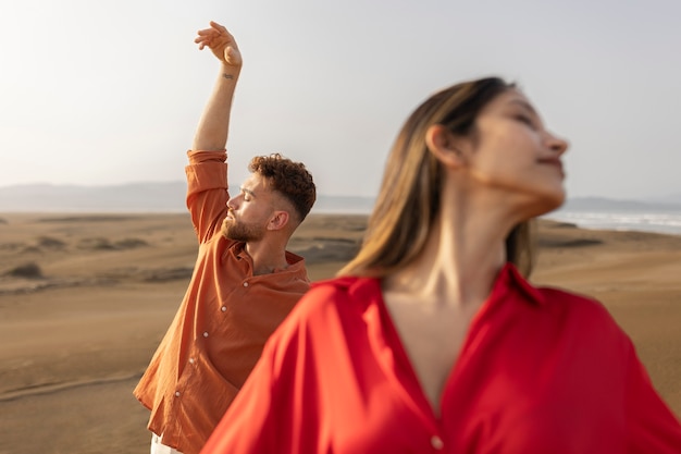 Casal de tiro médio posando no deserto