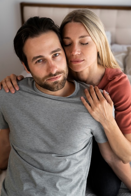 Foto casal de tiro médio se apoiando