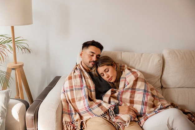 Casal de tiro médio sendo carinhoso dentro de casa