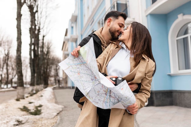 Foto casal de tiro médio sendo romântico