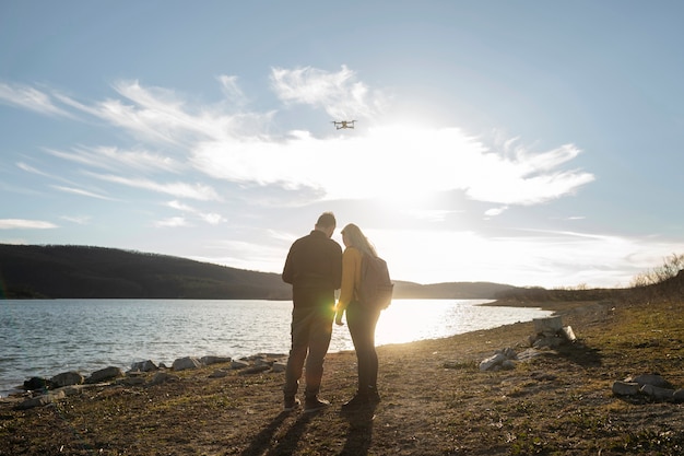 Foto casal de tiro no escuro com drone ao ar livre