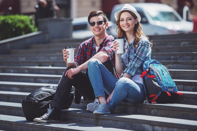 Casal de turista atraente relaxando passeios e gostando de viajar juntos.