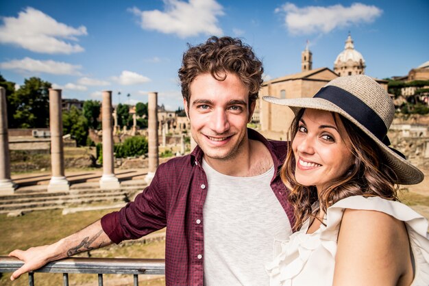 Casal de turista em férias em roma