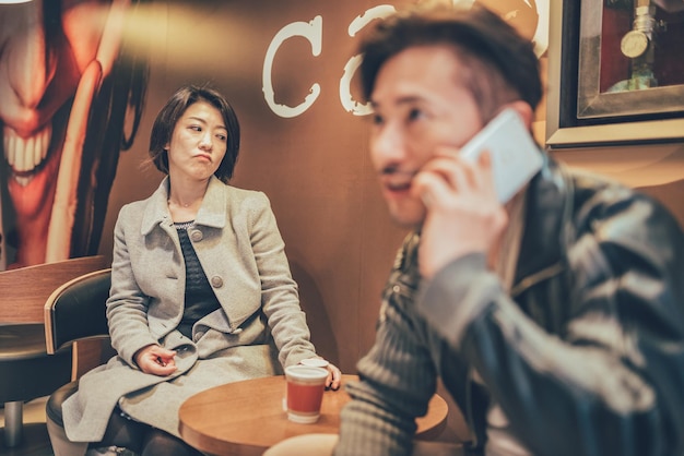 Casal de turistas asiáticos no telefone celular